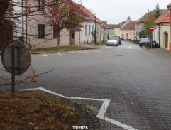 Mladík kráča po ulici