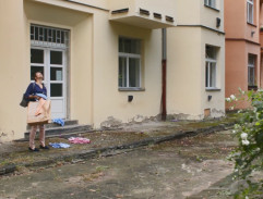 Marcela přichází domů