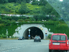 Před tunelem