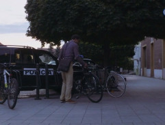 pred policajnou stanicou