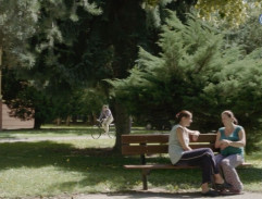 lavička pred nemocnicou