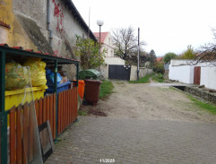 Chlapi idú cestou z lesa