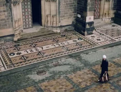 V dešti před kostelem