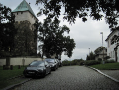 Odtahovka před kostelem