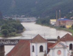 Pohled na kostel, řeku a železniční most 
