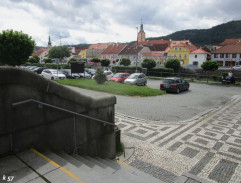 Před domovem důchodců