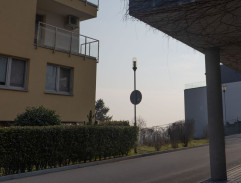 pred Julkiným domom