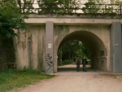 Pod železničním přejezdem