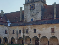 por. Troník na střeše tribuny