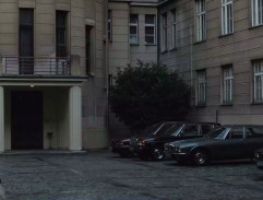 Na dvoře velvyslanectví