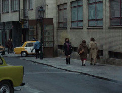 Miluška před budovou StB