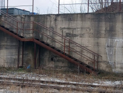 Skrabnik na schodech