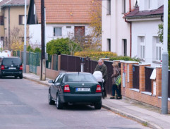 Před domem Mlejnkových