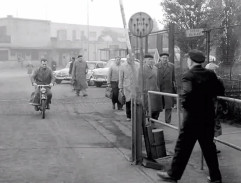 Před branou závodu