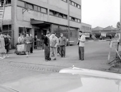 Zaměstnanci před branou závodu