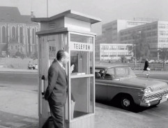 Na ulici u tel. budky