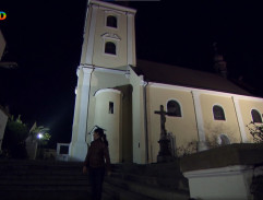 Majda před kostelem