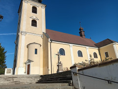 Majda před kostelem