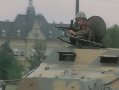 vojak na obrnenom transportéri