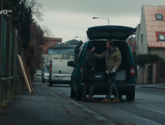 Dodávka před domem