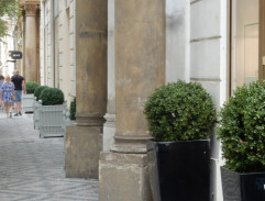 Před klenotnictvím