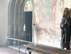 pri vstupe v kostole