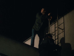 Výtečníci utíkají před příslušníky VB