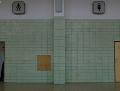 Ještě žiju s věšákem, plácačkou a čepicí