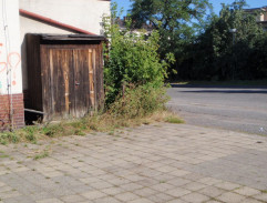 Ještě žiju s věšákem, plácačkou a čepicí