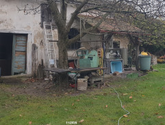 na dvore domu Jurkovičovcov v Sobotišti