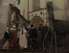 Lukrécie jde po schodech ke kostelu