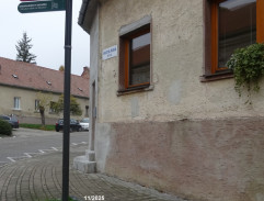 Pred vchodom na poštu