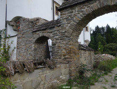 Dvorec, kde dali Matiáša na dereš