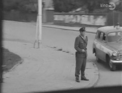 Pohled z tramvaje – Policista II   