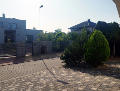 Před domem Nesvačila