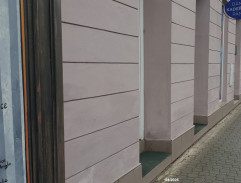 Před prodejnou ve Vítkovcích