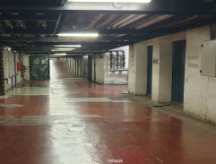 V suterénu nemocnice