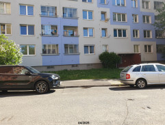 Před domem Karolíny