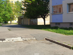 Parkoviště před domem