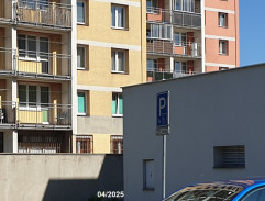 Karolína Malá před domem