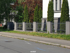 Před hudební školou