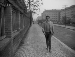 Před Tonkovým bydlištěm