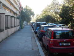 Před Tonkovým bydlištěm