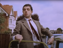 Mr. Bean vystoupil z auta