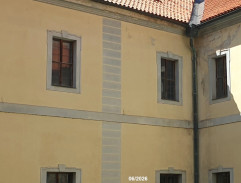 Okna na nádvoří