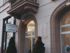 Před kadeřnictvím