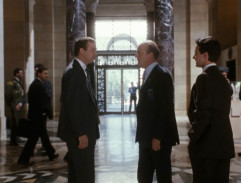 Frank hovoří s kolegy