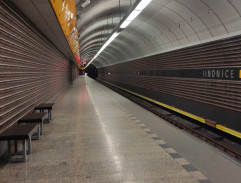 příjezd do stanice metra