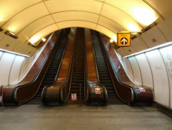 eskalátor ve stanici metra