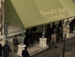 Před aukční síní